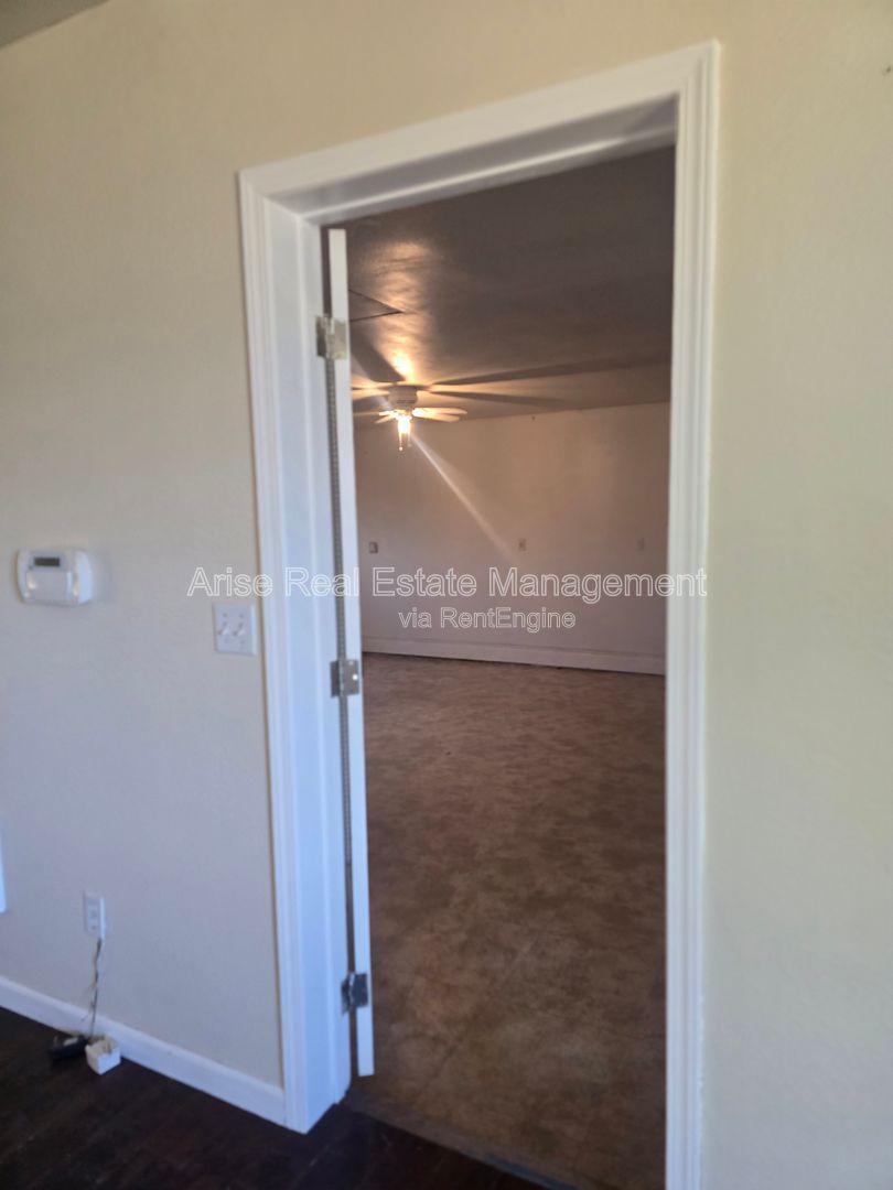 Fully fenced backyard, beautiful mountain views, close to the lake, and just a short drive to Redmond. Enjoy the perfect blend of peaceful surroundings and convenient access to nearby amenities. property image