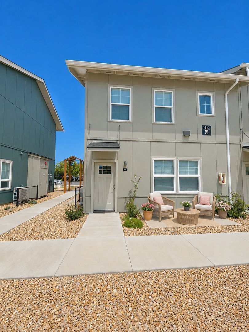 MOVE IN SPECIAL $500 off 1st Months Rent-Modern Living with high celings and bright concepts – Utilities Included! property image