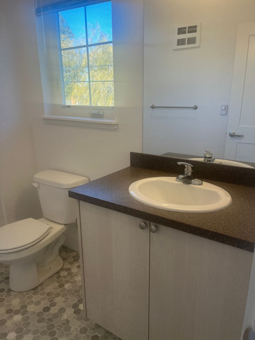 MOVE IN SPECIAL $500 off 1st Months Rent-Modern Living with high celings and bright concepts – Utilities Included! property image