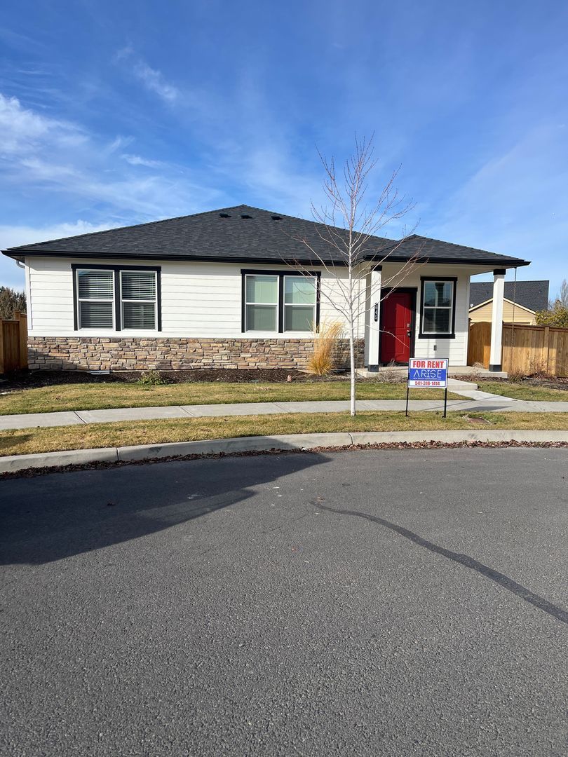 Please do not disturb Tenants. Beautiful one story home in quiet new neighborhood in Prineville property image