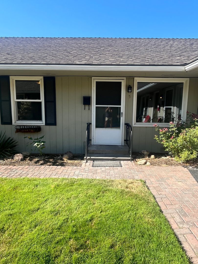 Beautiful cottage-style one-bedroom home with vintage charm.  Has hardwood floors and an open floor plan. property image