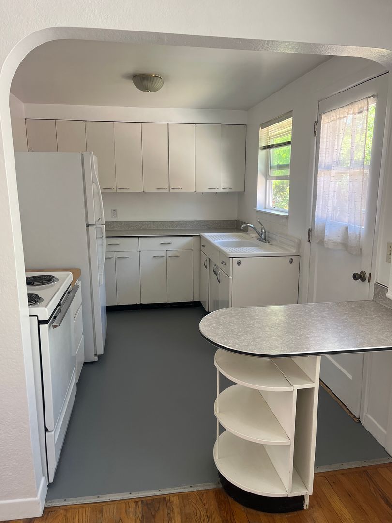 Beautiful cottage-style one-bedroom home with vintage charm.  Has hardwood floors and an open floor plan. property image