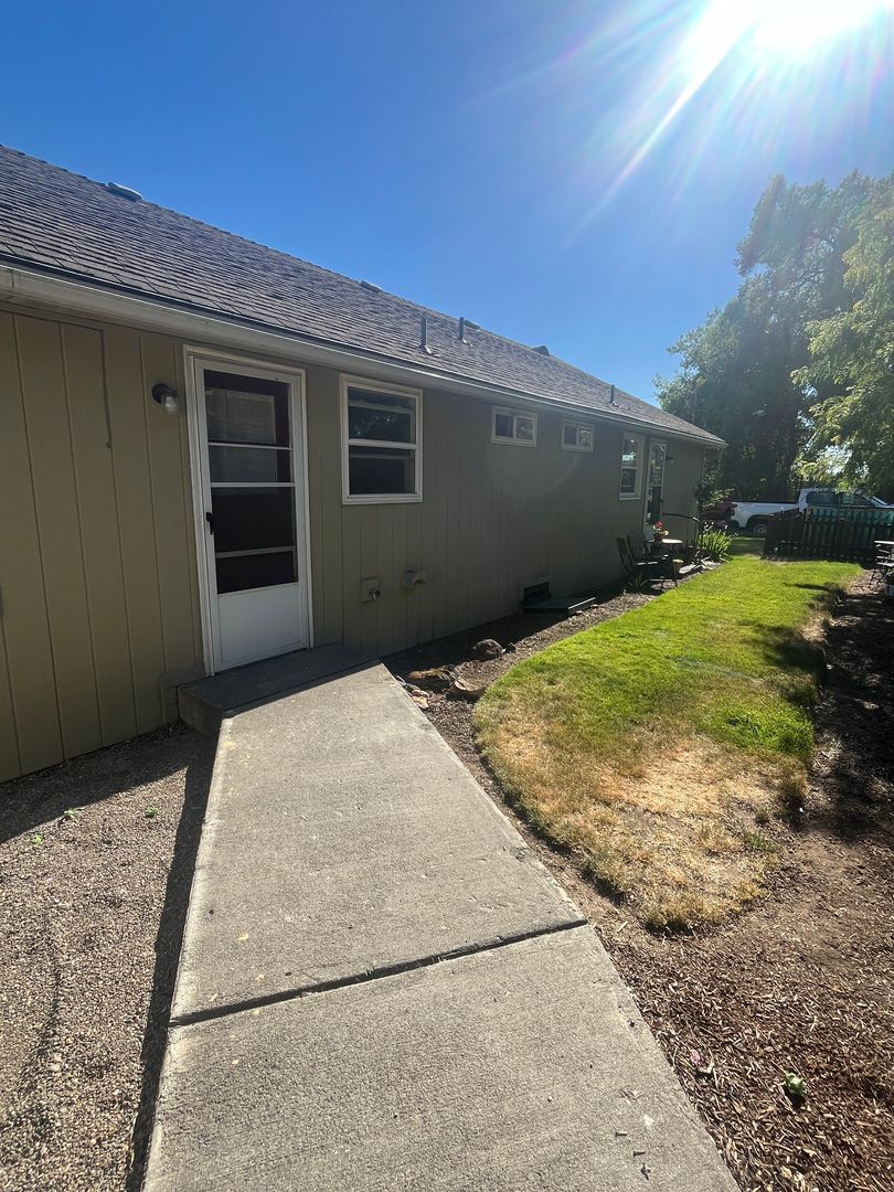 Beautiful cottage-style one-bedroom home with vintage charm.  Has hardwood floors and an open floor plan. property image