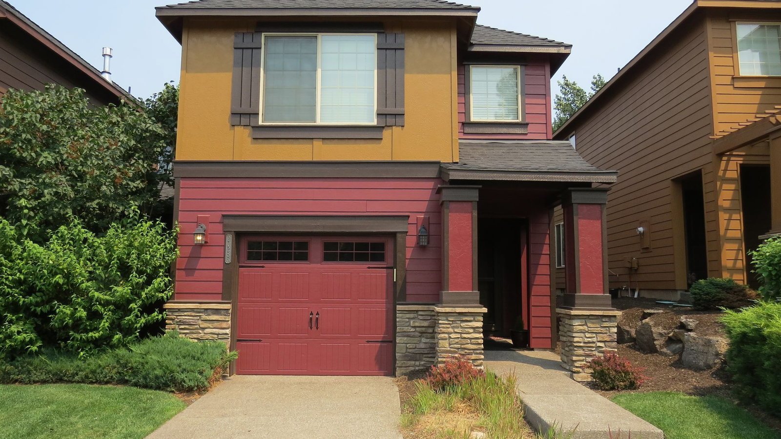Beautiful 2 story home with 3 bedrooms and 2.5 bathrooms.  Fenced backyard. Stainless steel appliances, granite countertops, gas fireplace, air conditioning. property image