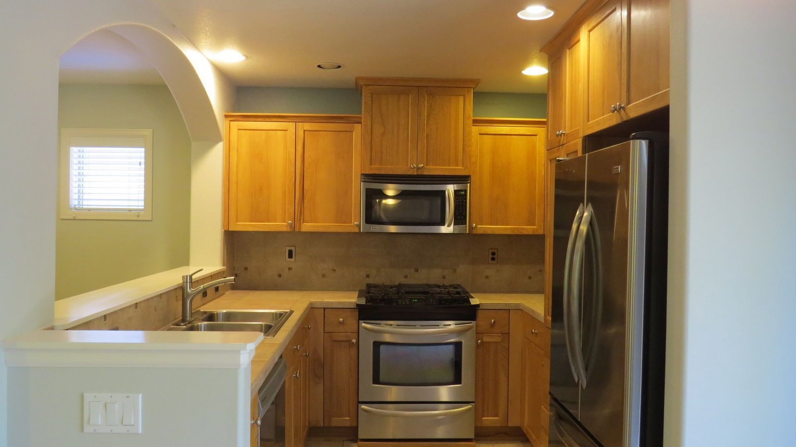 Beautiful 2 story home with 3 bedrooms and 2.5 bathrooms.  Fenced backyard. Stainless steel appliances, granite countertops, gas fireplace, air conditioning. property image