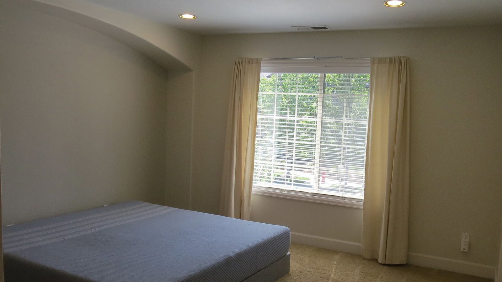 Beautiful 2 story home with 3 bedrooms and 2.5 bathrooms.  Fenced backyard. Stainless steel appliances, granite countertops, gas fireplace, air conditioning. property image