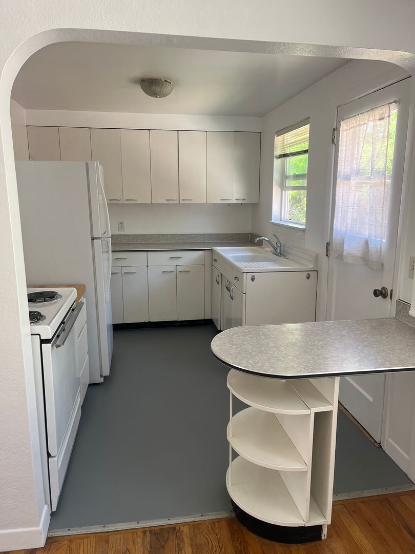 Beautiful cottage-style one-bedroom home with vintage charm. Has hardwood floors and an open floor plan. property image
