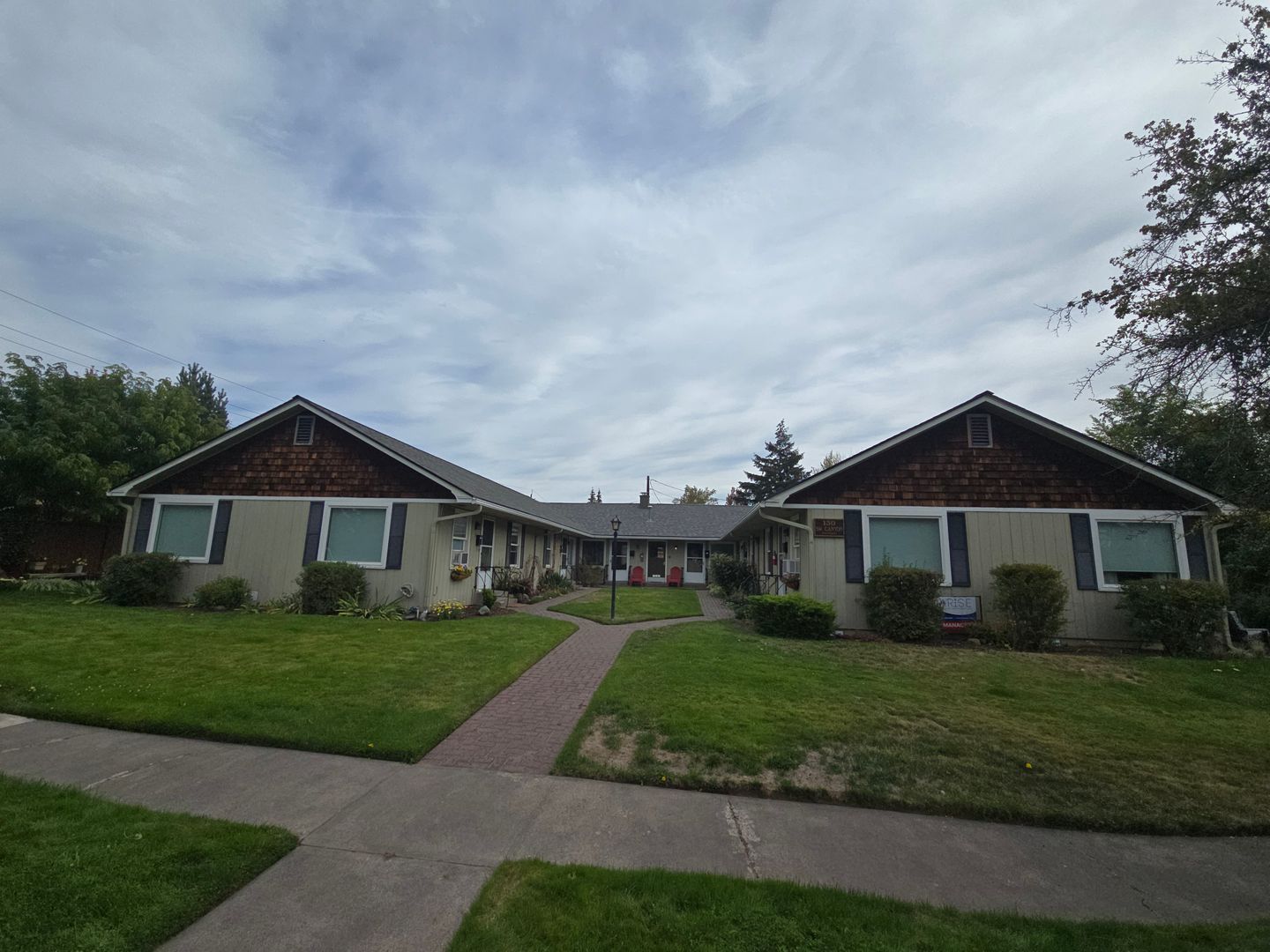 Beautiful cottage-style one-bedroom home with vintage charm. Has hardwood floors and an open floor plan. property image