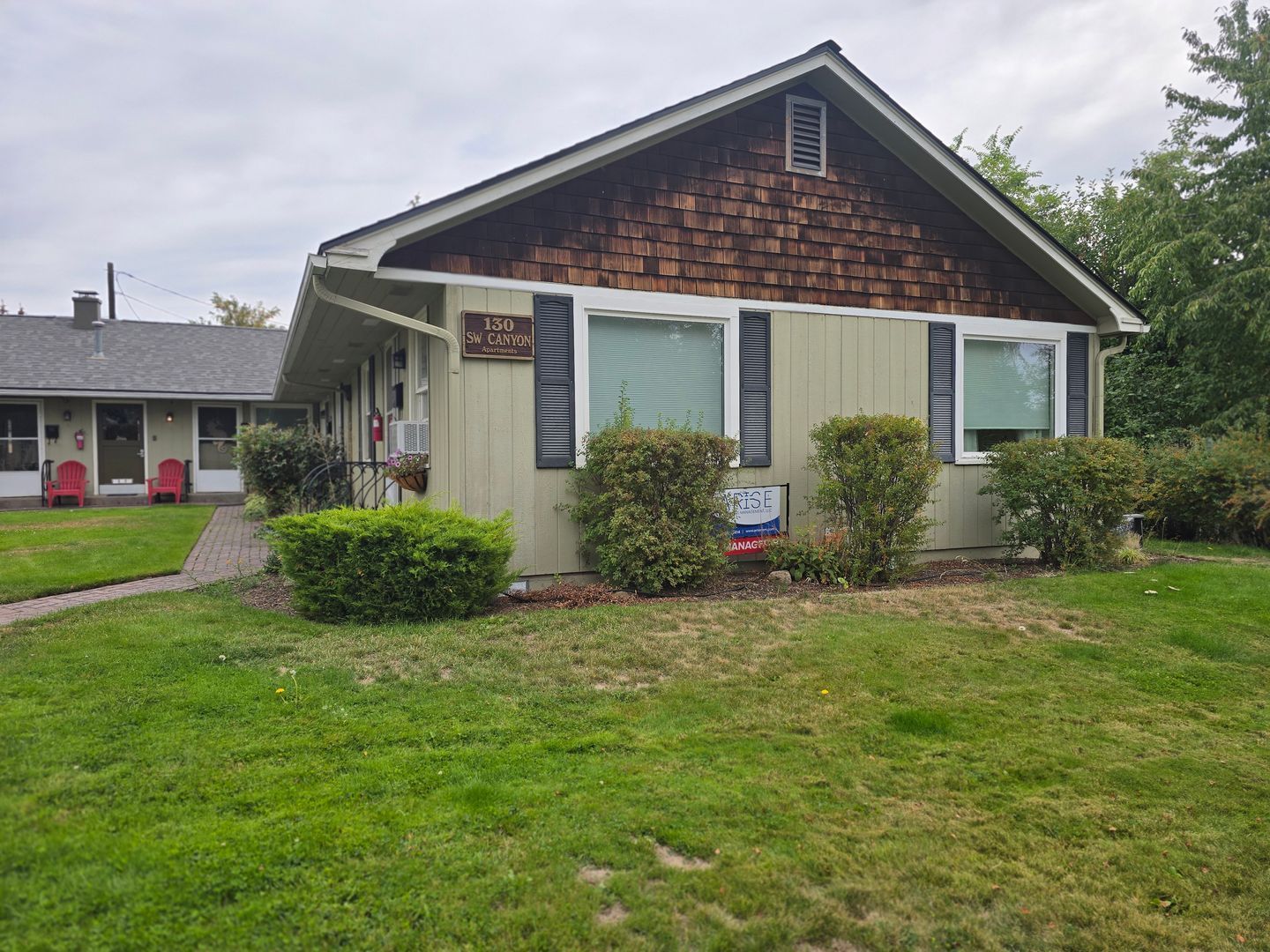 Beautiful cottage-style one-bedroom home with vintage charm. Has hardwood floors and an open floor plan. property image