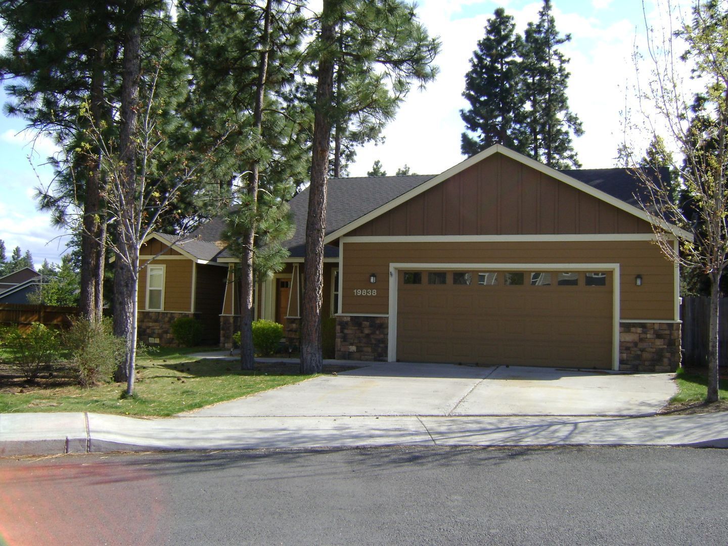 Beautiful 3 bedroom, 3 bathroom, one story single family home in quiet neighborhood - Available in November property image