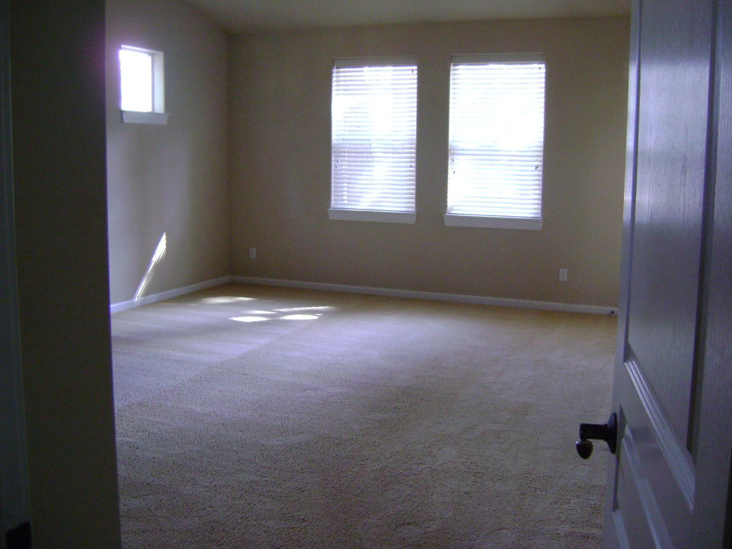 Beautiful 3 bedroom, 3 bathroom, one story single family home in quiet neighborhood - Available in November property image