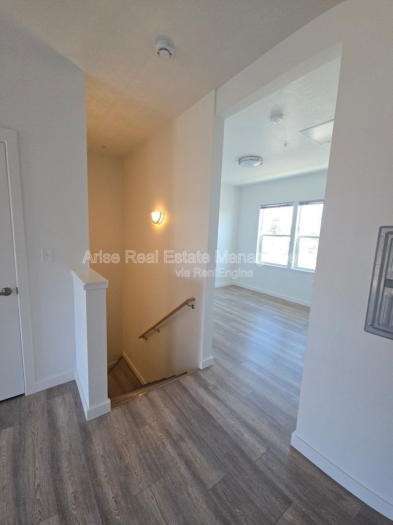1st Month Move-In Special! Bright upstairs studio conveniently located near schools, downtown Redmond, and shopping. property image