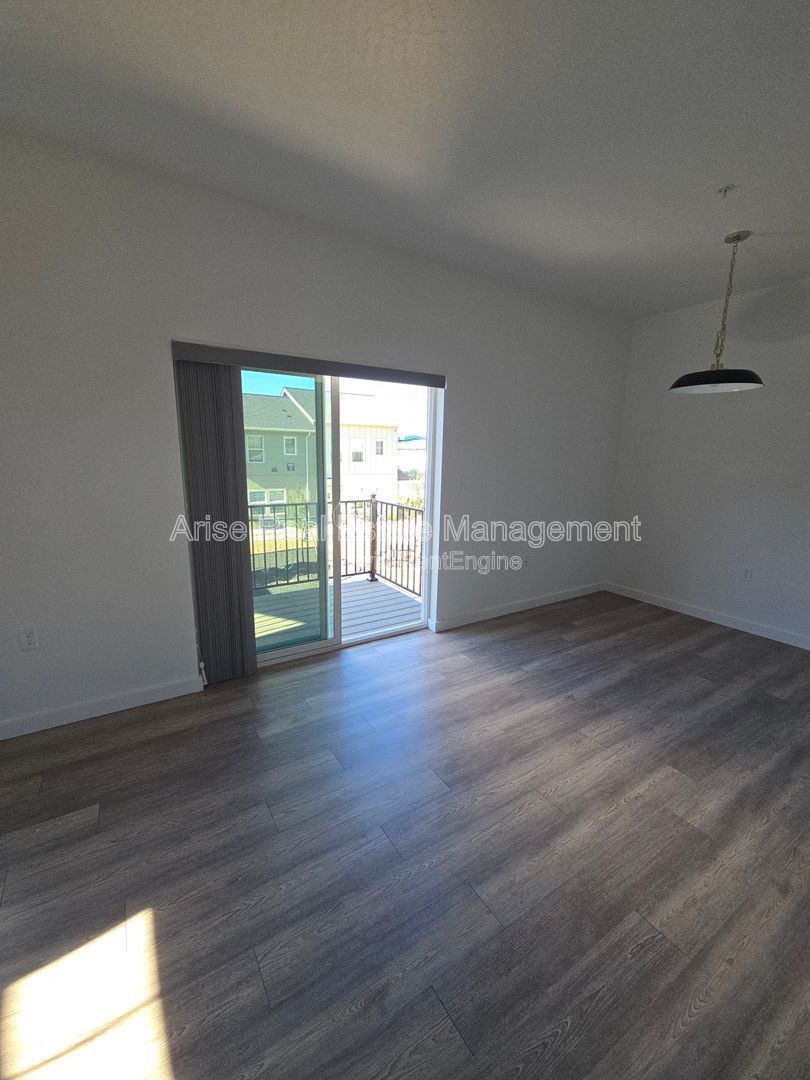 1st Month Move-In Special! Bright upstairs studio conveniently located near schools, downtown Redmond, and shopping. property image