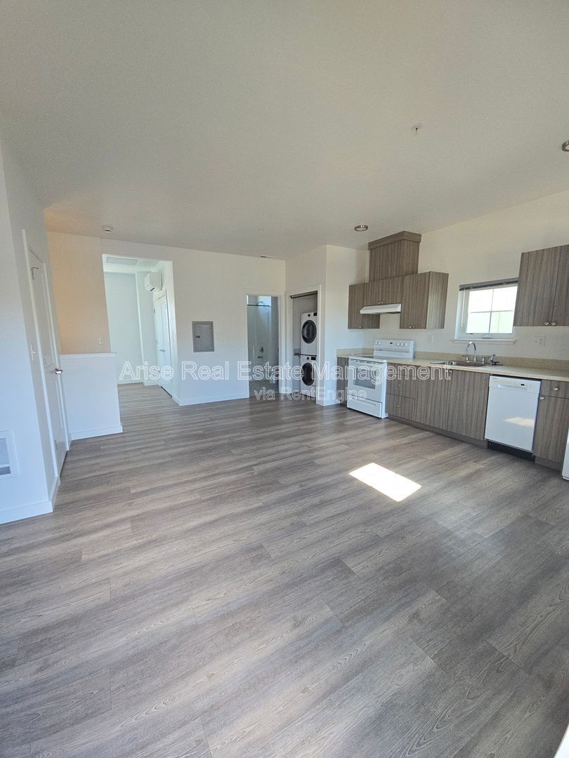 1st Month Move-In Special! Bright upstairs studio conveniently located near schools, downtown Redmond, and shopping. property image