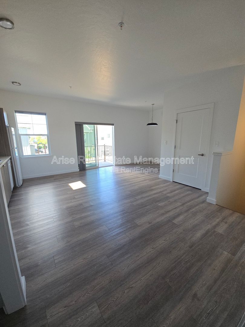 1st Month Move-In Special! Bright upstairs studio conveniently located near schools, downtown Redmond, and shopping. property image