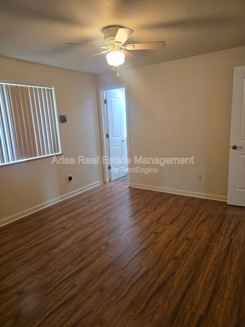 Fully fenced backyard, beautiful mountain views, close to the lake, and just a short drive to Redmond. Enjoy the perfect blend of peaceful surroundings and convenient access to nearby amenities. property image
