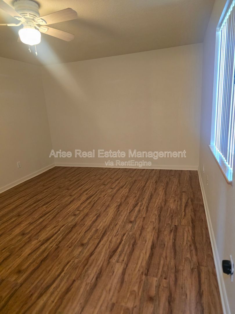Fully fenced backyard, beautiful mountain views, close to the lake, and just a short drive to Redmond. Enjoy the perfect blend of peaceful surroundings and convenient access to nearby amenities. property image