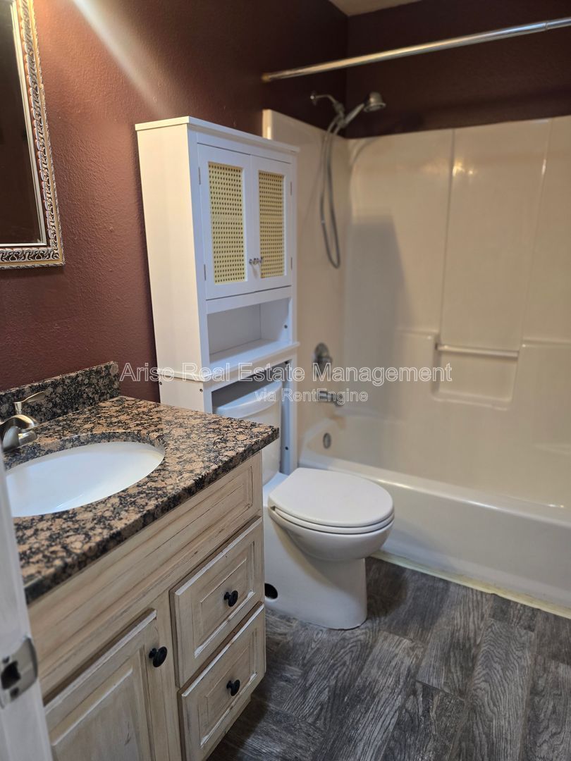 Fully fenced backyard, beautiful mountain views, close to the lake, and just a short drive to Redmond. Enjoy the perfect blend of peaceful surroundings and convenient access to nearby amenities. property image