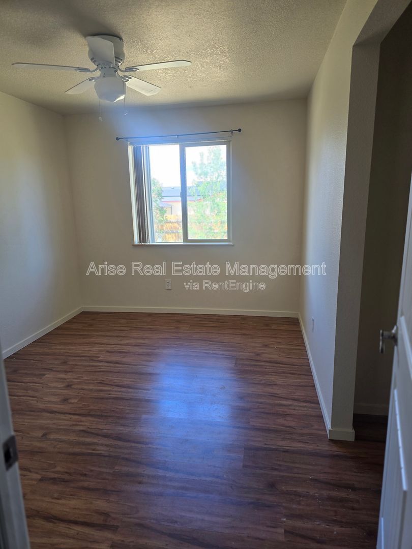 Fully fenced backyard, beautiful mountain views, close to the lake, and just a short drive to Redmond. Enjoy the perfect blend of peaceful surroundings and convenient access to nearby amenities. property image