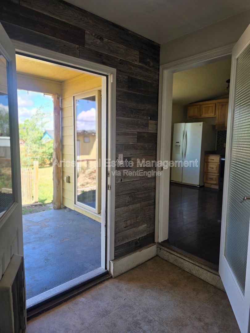 Fully fenced backyard, beautiful mountain views, close to the lake, and just a short drive to Redmond. Enjoy the perfect blend of peaceful surroundings and convenient access to nearby amenities. property image