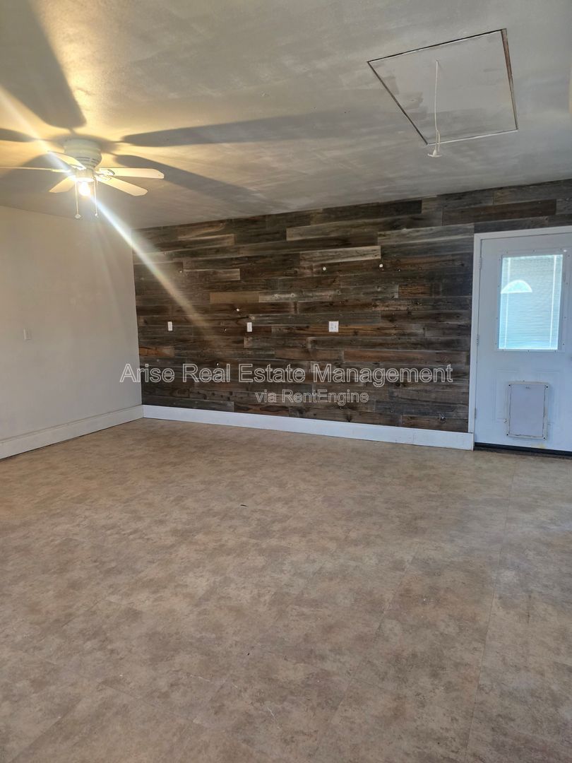 Fully fenced backyard, beautiful mountain views, close to the lake, and just a short drive to Redmond. Enjoy the perfect blend of peaceful surroundings and convenient access to nearby amenities. property image