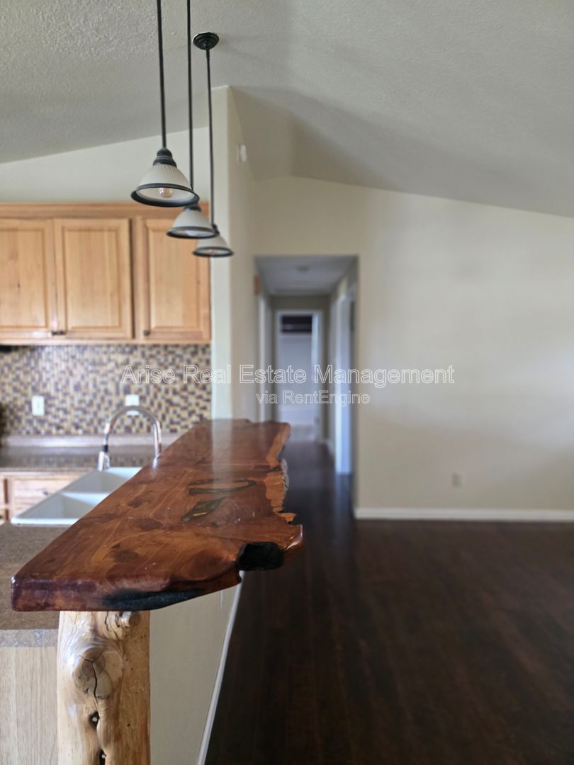 Fully fenced backyard, beautiful mountain views, close to the lake, and just a short drive to Redmond. Enjoy the perfect blend of peaceful surroundings and convenient access to nearby amenities. property image